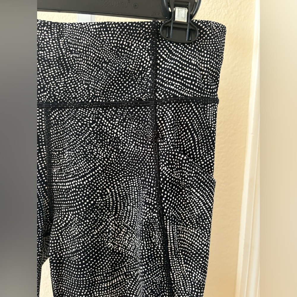 Lululemon Time To Sweat Crop in Free Spirit Alpine White Black - Size 8 - Picture 10 of 11